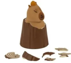 Kläckande trädstam med capybara