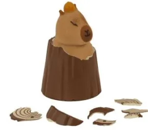 Kläckande trädstam med capybara