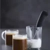 Mjölkskummare med ergonomiskt handtag