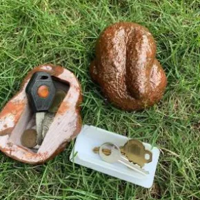 Nyckelgömma Hundbajs