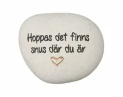 Sten med text "Snus"